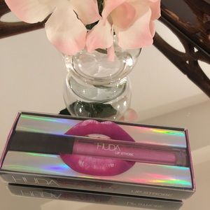Huda lip strobe in mystical